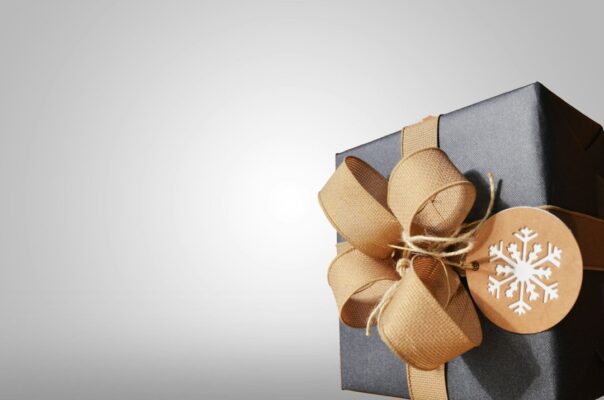 Caixa de presente elegante sobre uma superfície escura