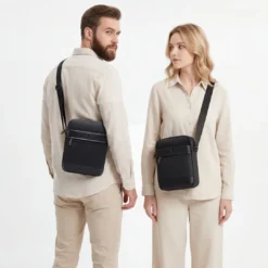 Bolsa tiracolo Levelo Celle em poliéster com alça ajustável - Preta - Imagem 3