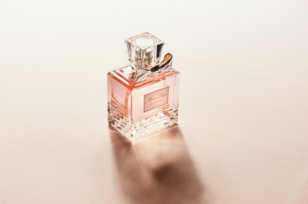 Frasco de perfume em composição elegante sobre uma superfície clara