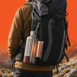 Garrafa térmica Porodo Lifestyle Terma de 850 ml com nervuras verticais reforçadas e alça de transporte – Prata/Marrom - Imagem 3
