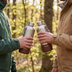 Garrafa térmica Porodo Lifestyle Terma de 850 ml com nervuras verticais reforçadas e alça de transporte – Prata/Marrom - Imagem 4