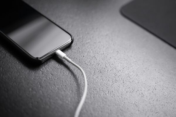 Smartphone ligado a um carregador
